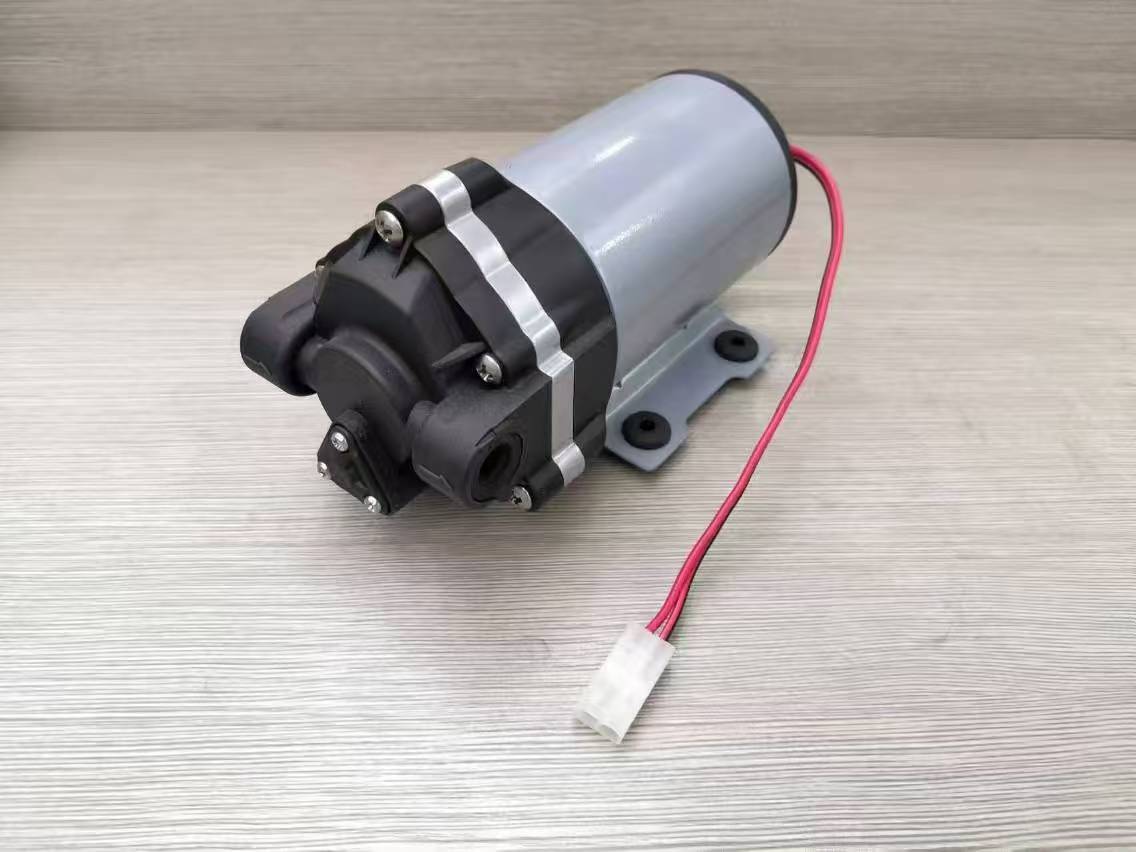 Φόρτωση του Zuanli Ro Booster Pump Continer στη βροχή