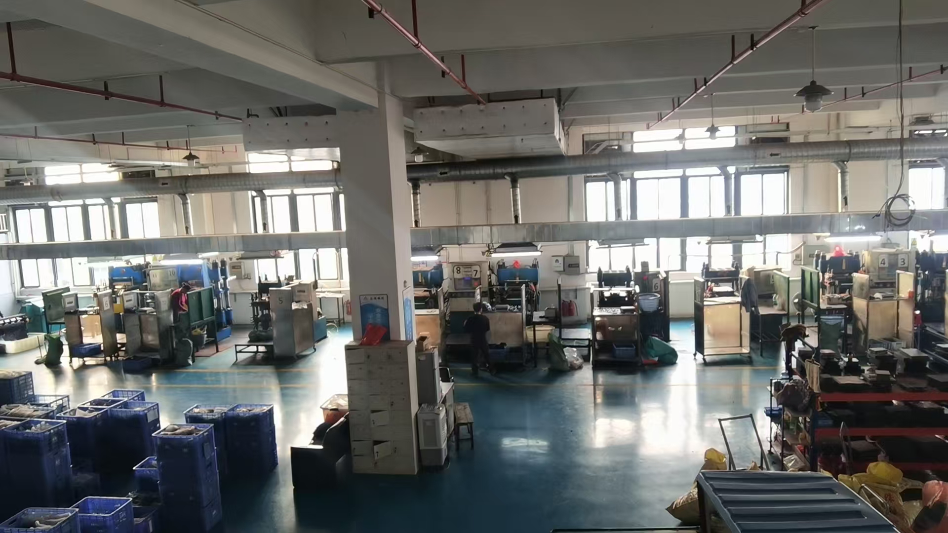 Στο εργοστάσιο κατασκευής καουτσούκ Zhengguan