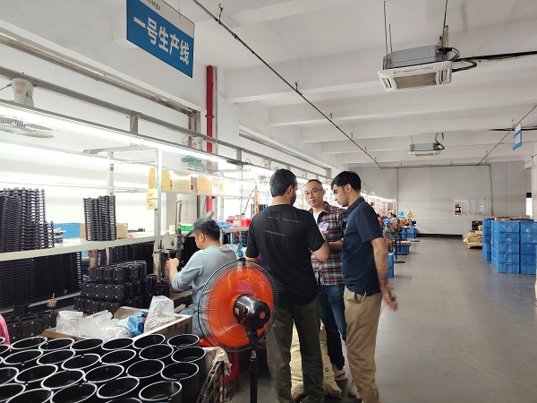 Βαθιά έρευνα από νέο πελάτη.