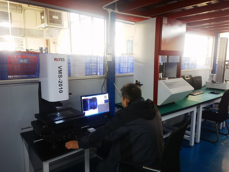 Τα μηχανήματα μέτρησης οπτικής εικόνας, εξοπλισμένα με συστήματα λογισμικού ακριβούς μέτρησης και ελέγχου, μας δίνουν τη δυνατότητα να παράγουμε ελαστικά μέρη με πιο ακριβείς διαστάσεις.